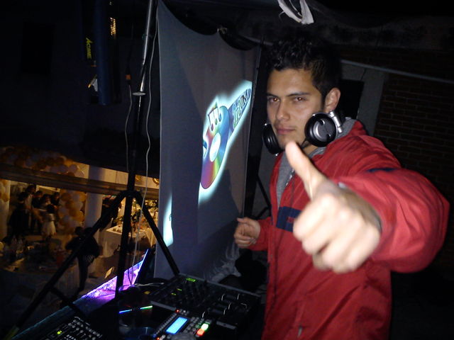 Dj trabajando hasta las 6 a.m.